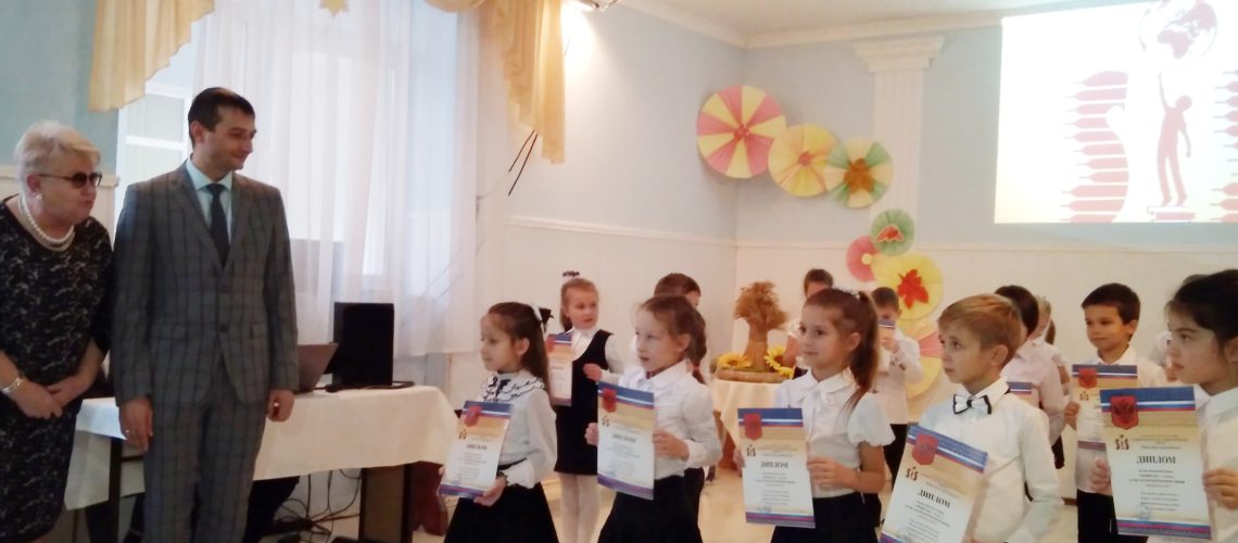 Посвящение в первоклассники учеников 1В класса